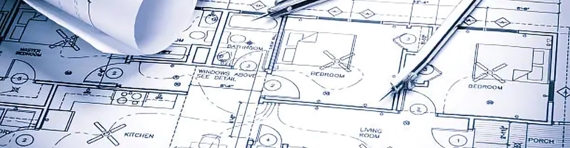 Planos de una casa con un compás sobre ellos