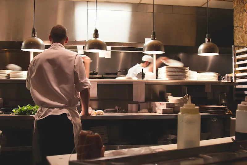 Cocina de un restaurante con varios trabajadores.